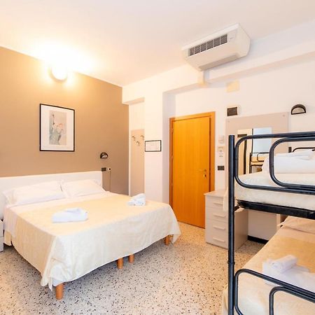 Hotel Galileo Римини Екстериор снимка
