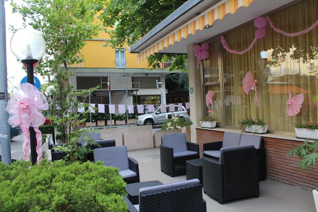 Hotel Galileo Римини Екстериор снимка