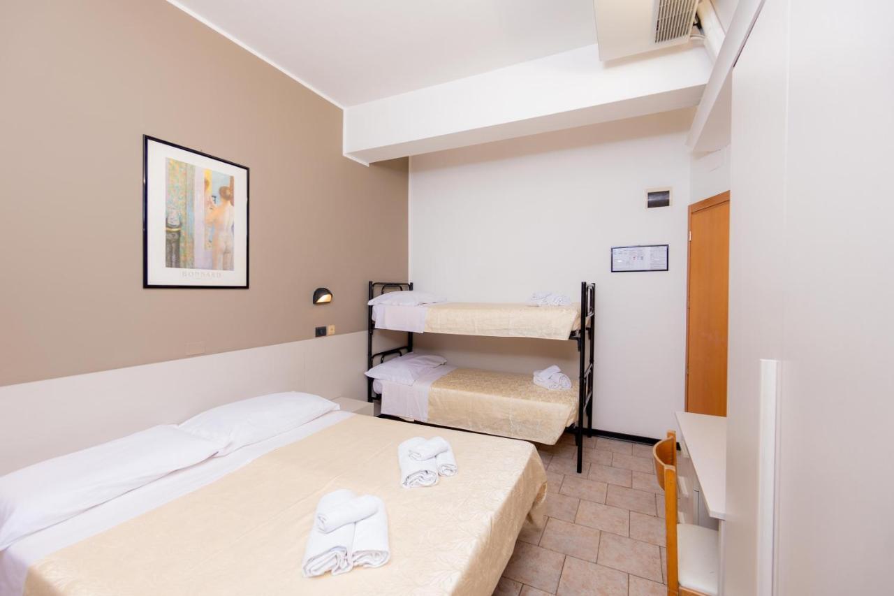 Hotel Galileo Римини Екстериор снимка