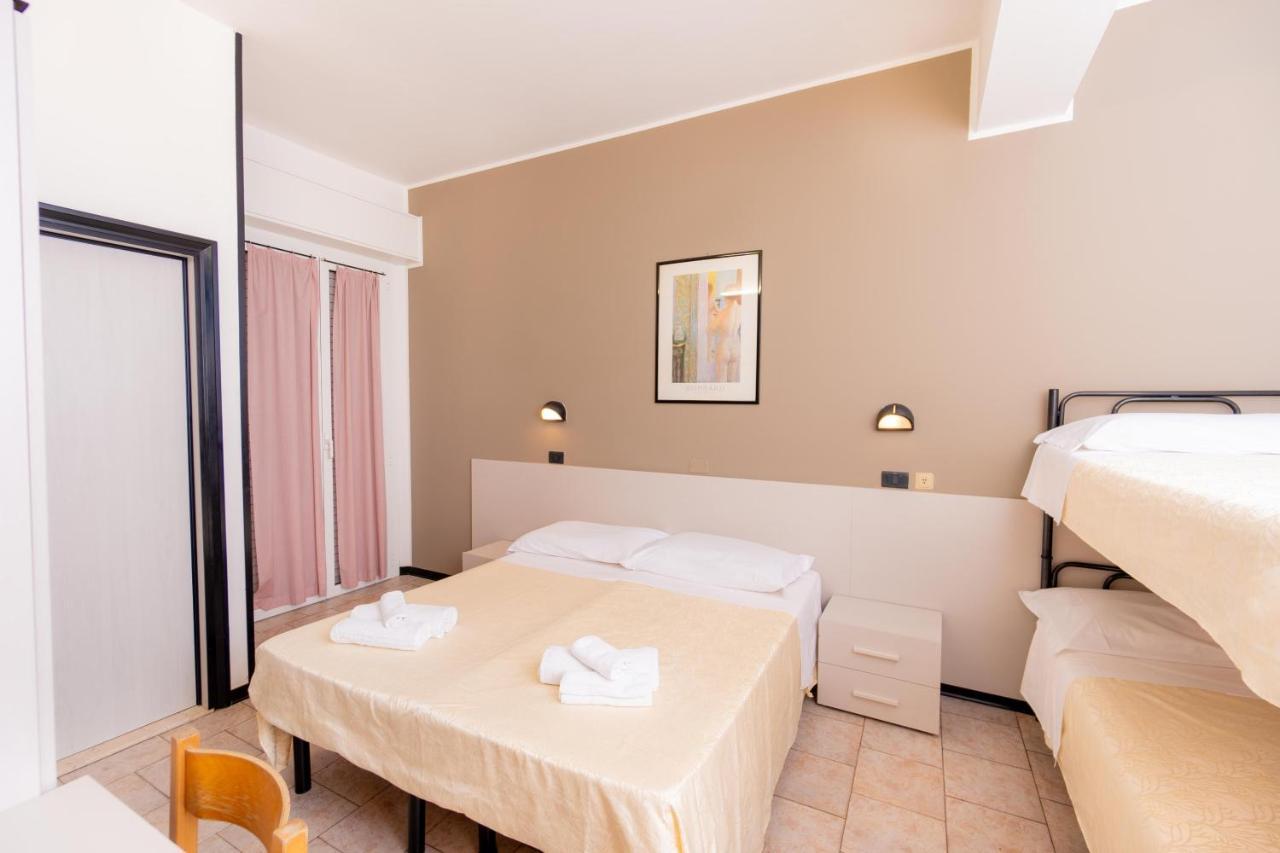Hotel Galileo Римини Екстериор снимка