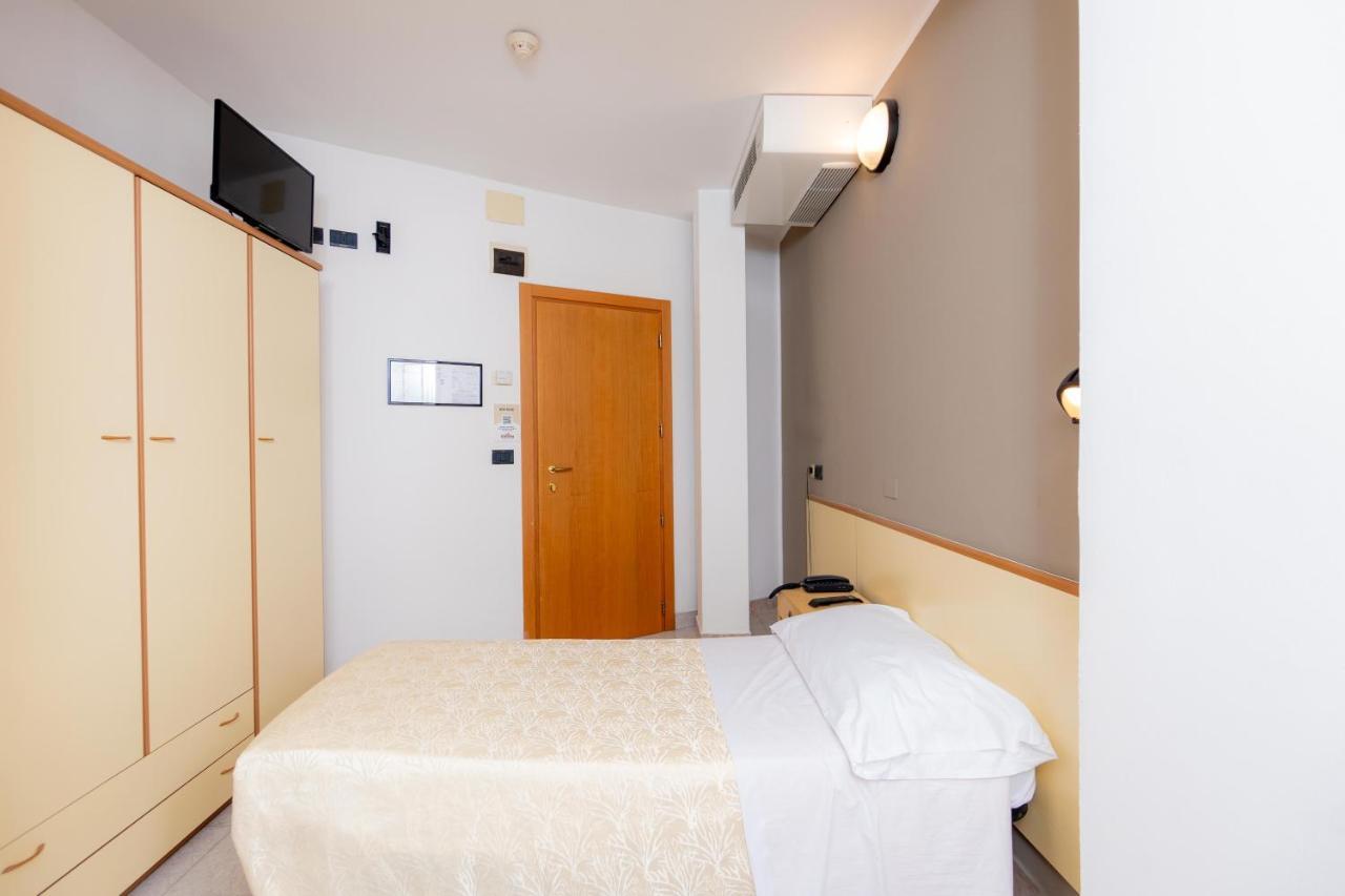 Hotel Galileo Римини Екстериор снимка