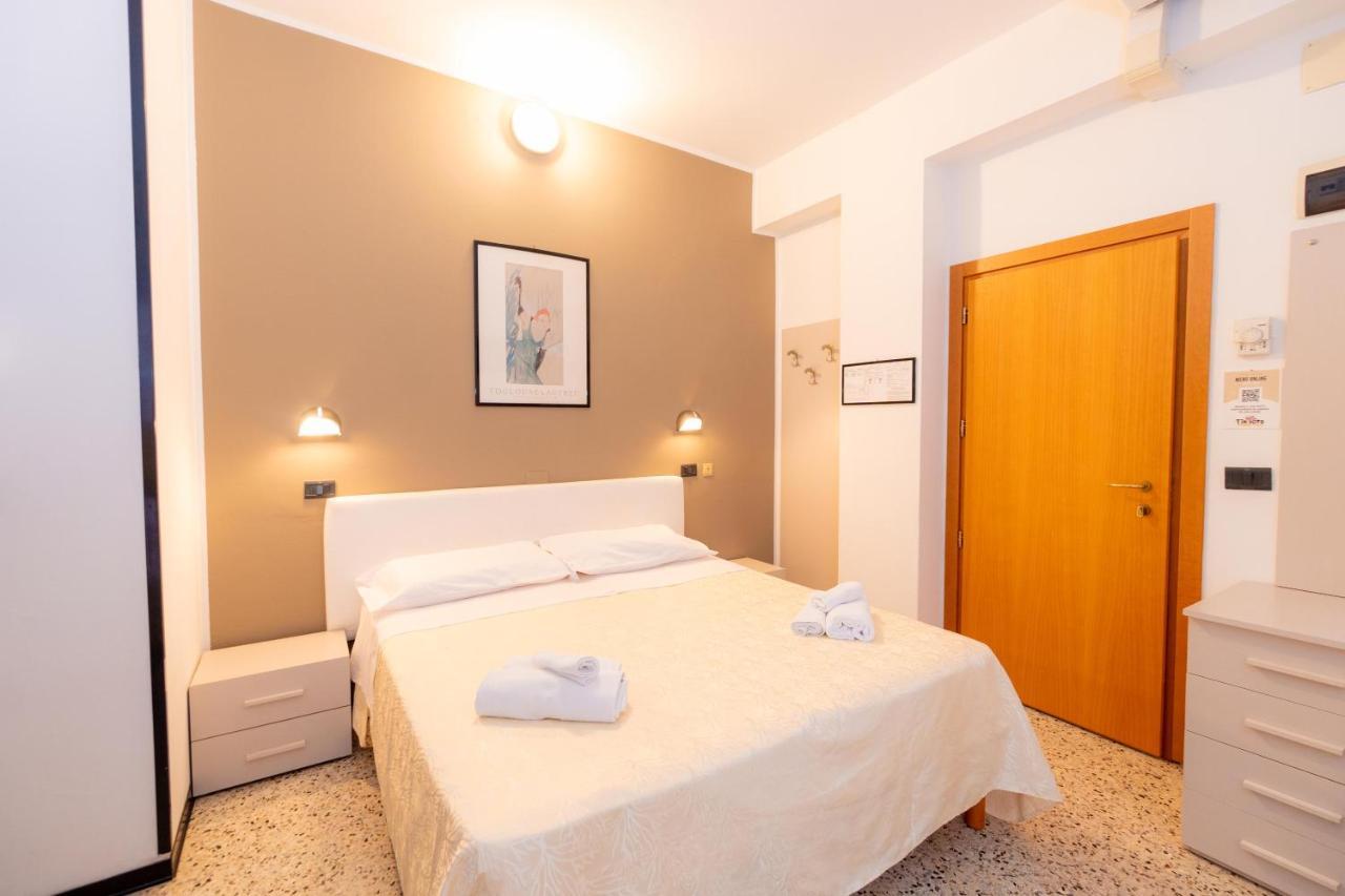 Hotel Galileo Римини Екстериор снимка