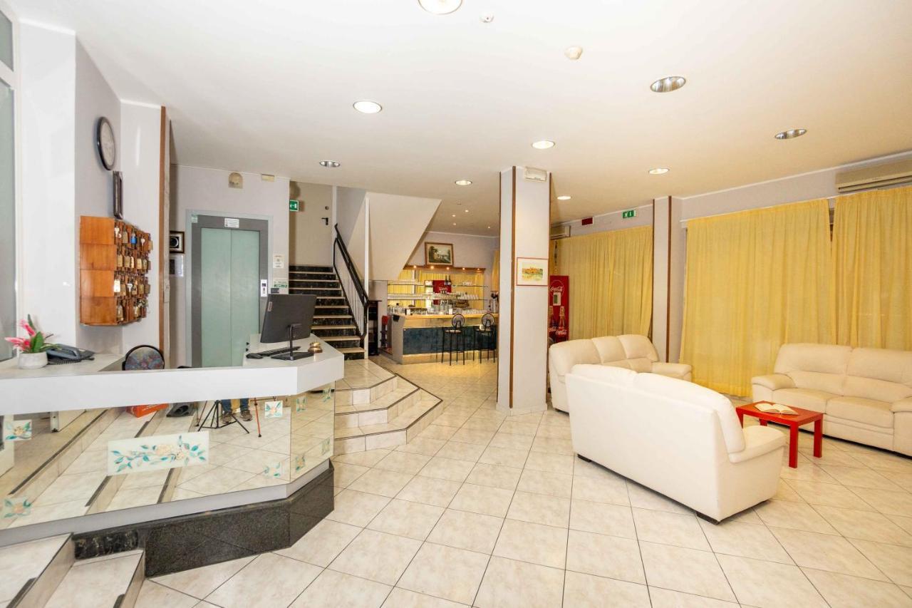 Hotel Galileo Римини Екстериор снимка
