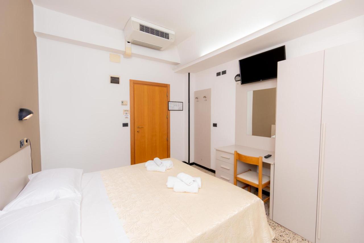 Hotel Galileo Римини Екстериор снимка