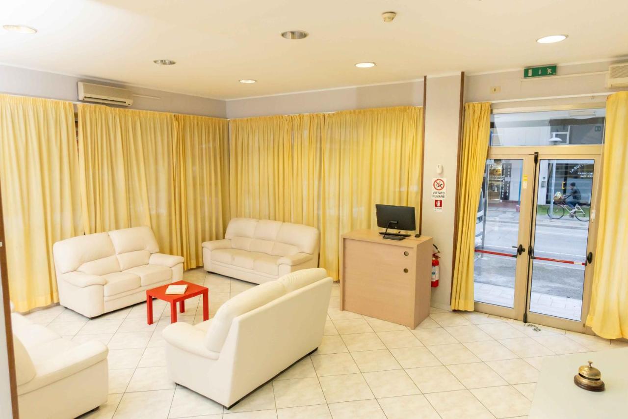 Hotel Galileo Римини Екстериор снимка