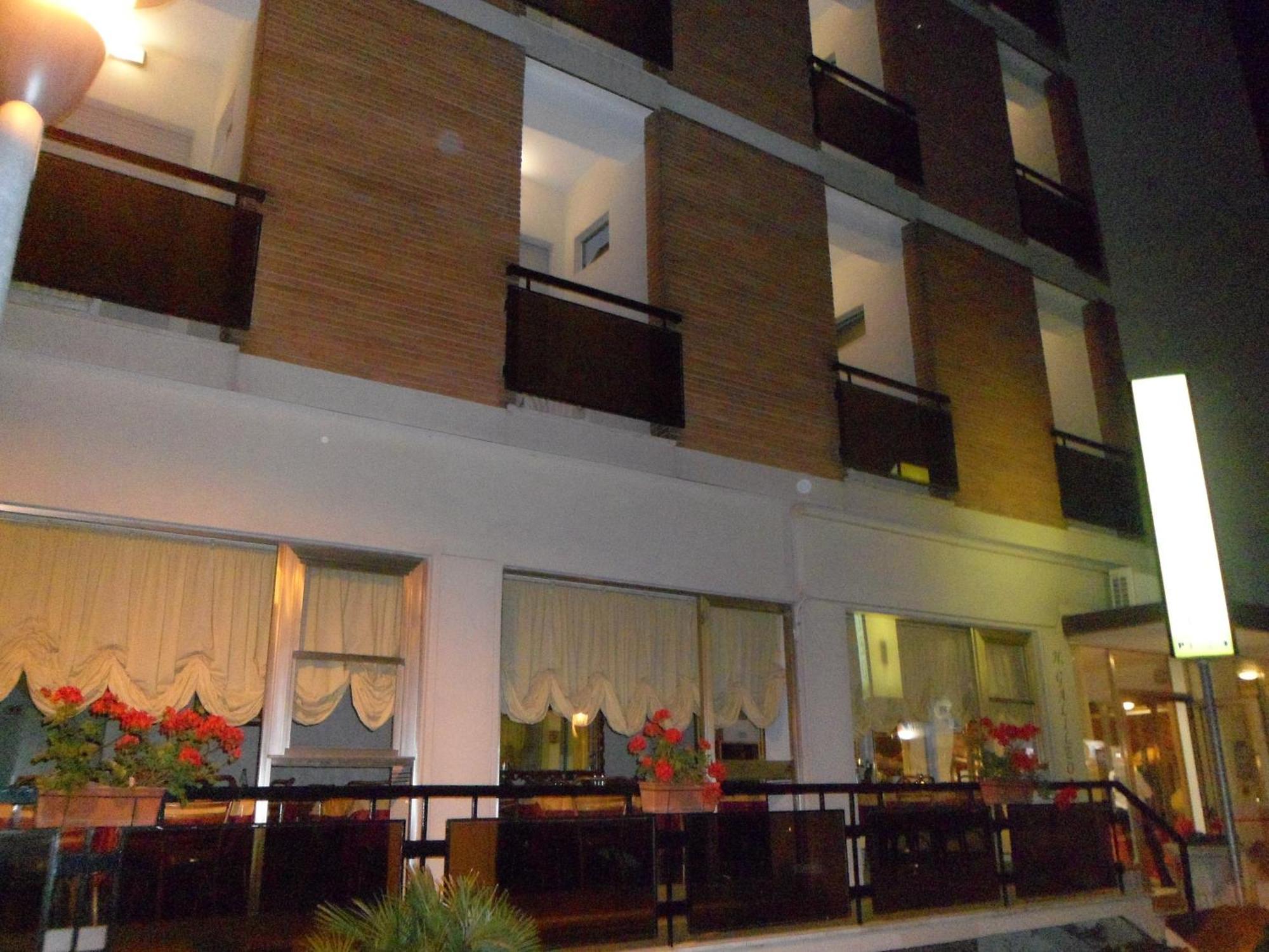 Hotel Galileo Римини Екстериор снимка