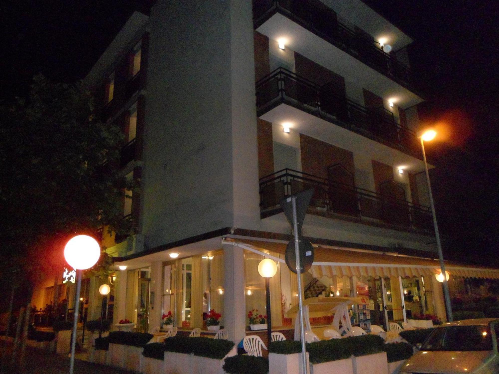 Hotel Galileo Римини Екстериор снимка