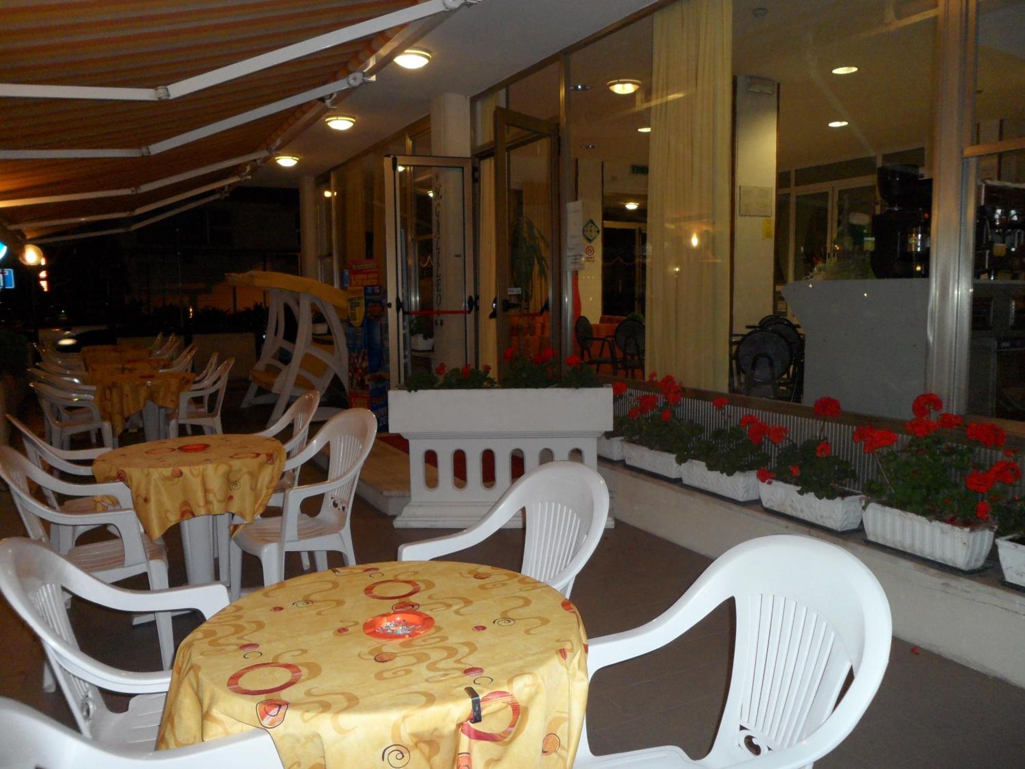 Hotel Galileo Римини Екстериор снимка