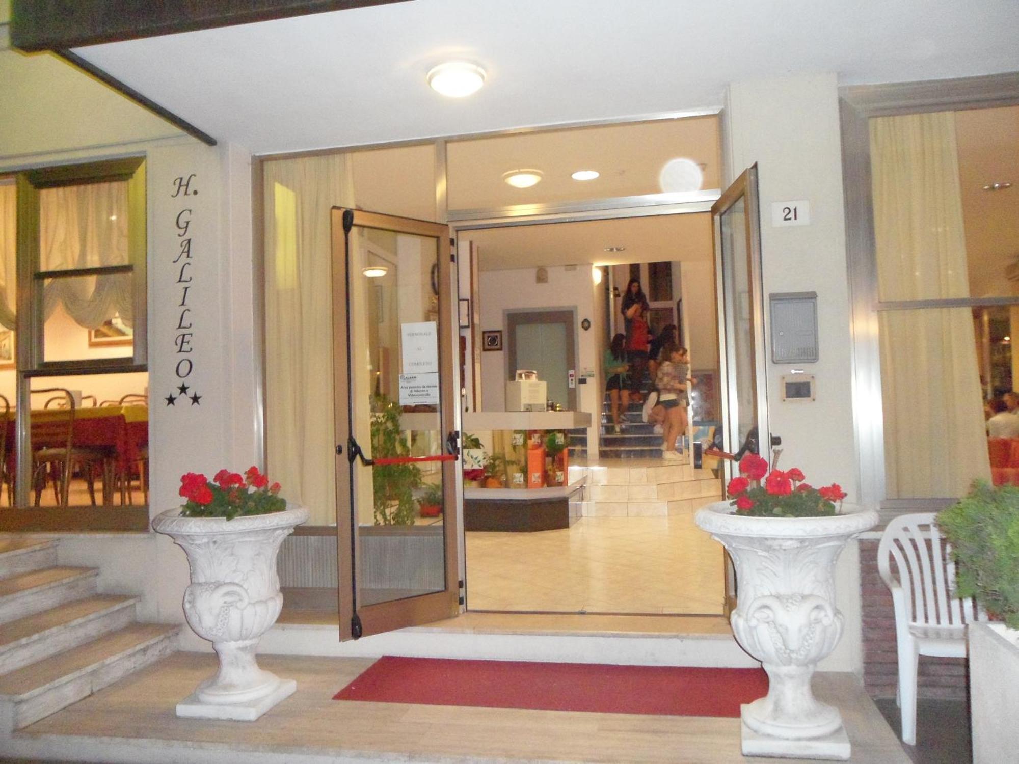 Hotel Galileo Римини Екстериор снимка