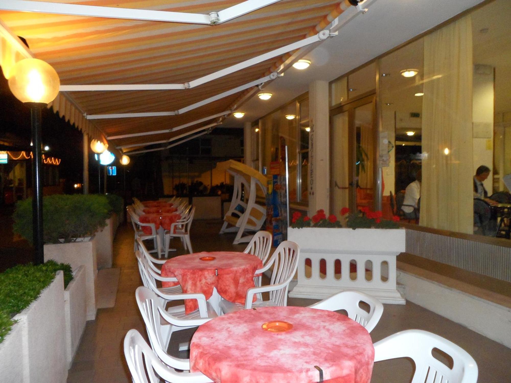 Hotel Galileo Римини Екстериор снимка