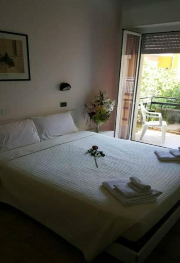 Hotel Galileo Римини Екстериор снимка
